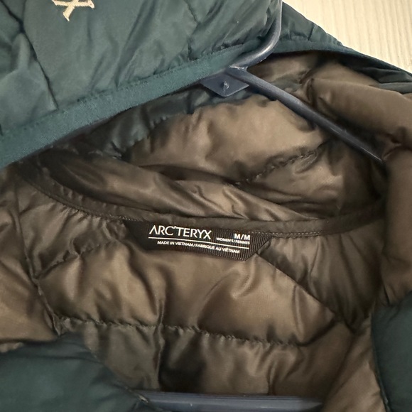 Arc’Teryx Women’s Green Puffer Jacket Authentic - Picture 2 of 6